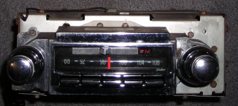 Photo of the model 985877 AM/FM radio